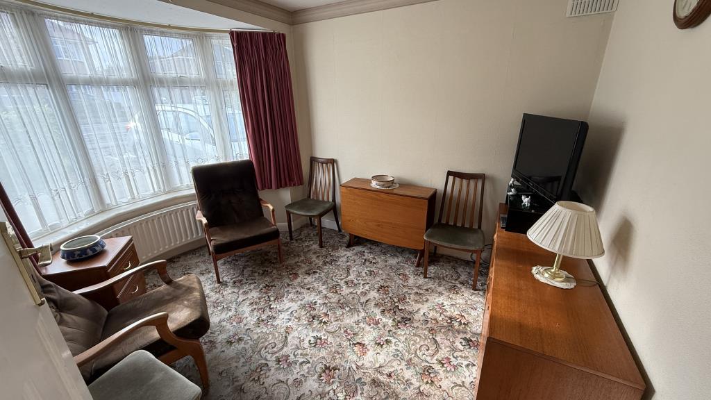 Lot: 62 - SEMI-DETACHED BUNGALOW WITH POTENTIAL - Internal image of dining room or bedroom